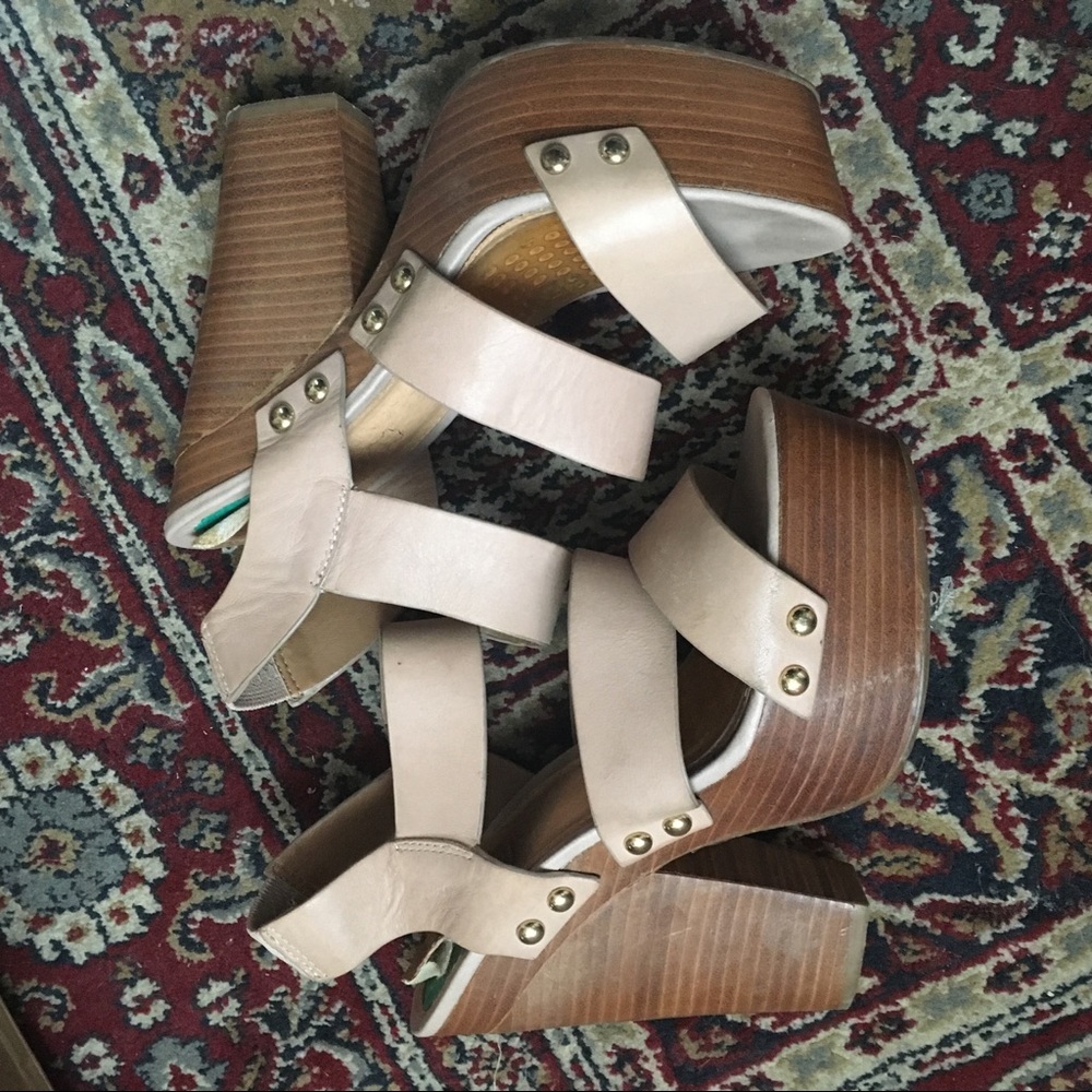 🌟SOLD🌟Tan chunky platform sandals 😘🍑